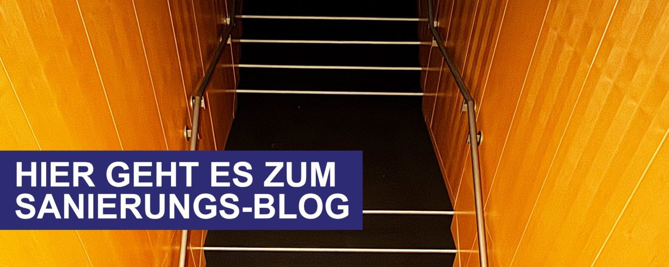 TriBühne Treppen mit einem Geländer in einem Holzrahmen, der in die Dunkelheit führt.