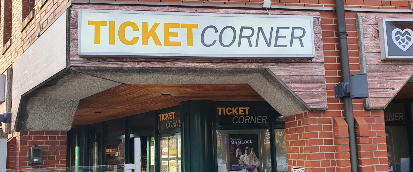 Eingang TicketCorner Frontansicht vom Eingang, darüber ein Werbeschild mit dem Logo vom TicketCorner.
